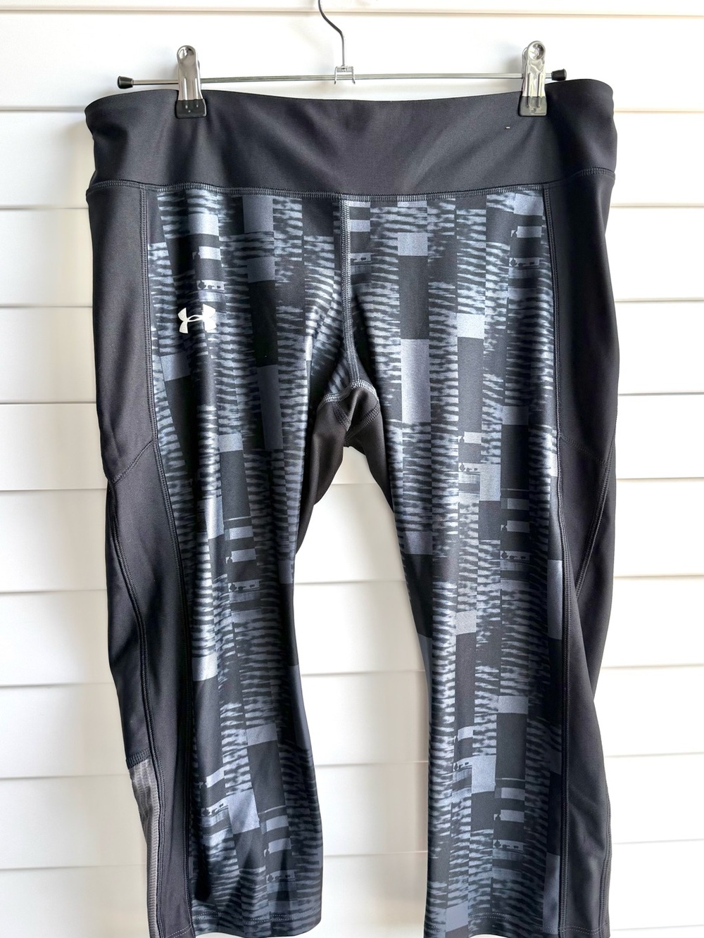 Under Armour Heatgear Black & Gray Geo-Print Performance Capris | Size XL